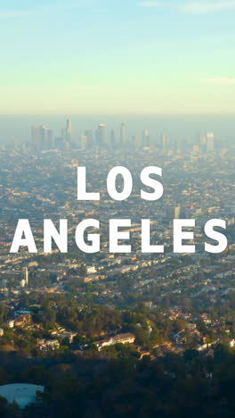 Vertikale-Video-Drohnenaufnahme-Von-Stadtgebäuden-Und-Skyline-In-Amerika,-überlagert-Mit-Einer-Animierten-Grafik,-Die-„Los-Angeles“-Darstellt